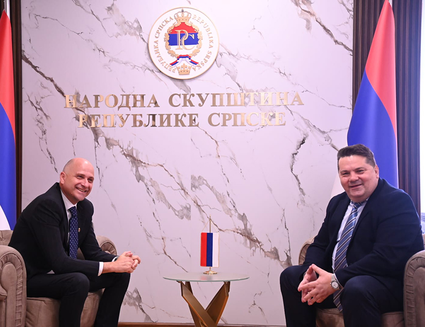 БАЊАЛУКА, 16. МАРТА /СРНА/ - Предсједник Народне скупштине Републике Српске Ненад Стевандић данас је захвалио мађарском амбасадору у БиХ Кристијану Поши на балансираном и досљедном приступу Мађарске када је у питању унутрашње уређење БиХ и уставна позиција Републике Српске.