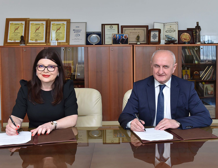 БАЊАЛУКА, 16. МАРТА /СРНА/ - Министар енергетике и рударства Републике Српске Петар Ђокић и оснивач и главни уредник портала "Балкан грин енерџи њуз" Бранислава Јовичић потписали су данас Меморандум којим је предвиђено да овај портал извјештава о најзначајнијим активностима у енергетском сектору Српске.