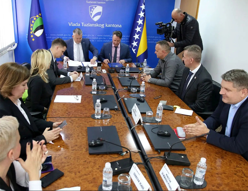 ТУЗЛА, 16. МАРТА /СРНА/ - Влада Тузланског кантона сматра да нису оправдани захтјеви доктора медицине и стоматологије о повећању коефицијента са остатком ФБиХ, док Струковни синдикат тражи дијалог са кантоналном Владом.