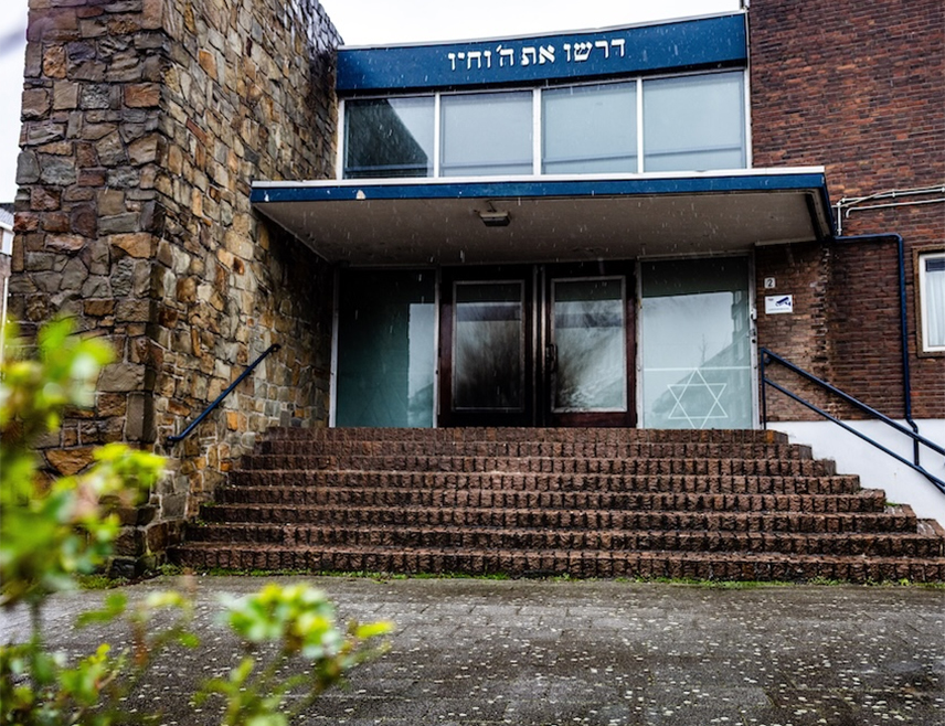 АМСТЕРДАМ, 16. МАРТА /СРНА-Ројтерс/ - Четворица мушкараца осумњичених за изазивање експлозије у синагоги у Ротердаму дјеловала су са терористичком намјером, саопштило је холандско тужилаштво.