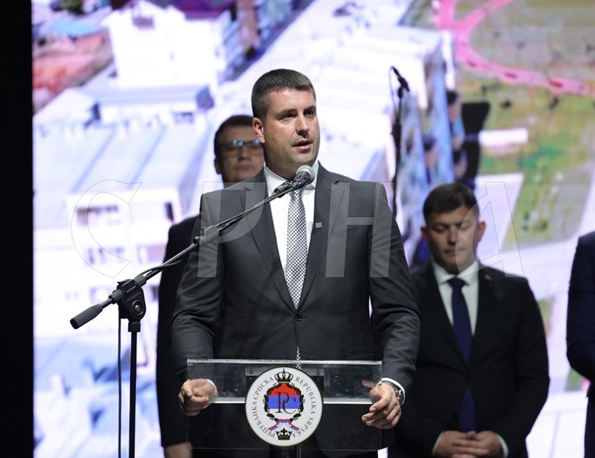 ИСТОЧНО НОВО САРАЈЕВО, 16. МАРТА /СРНА/ - Начелник Источног Новог Сарајева Јован Катић изјавио је да су Срби из Сарајева прије 30 година кренули у егзодус како би сачували идентитет јер су истински осјећали да је важније сачувати живот од зидова и имања.