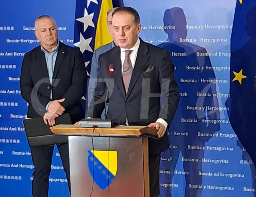 САРАЈЕВО, 17. МАРТА /СРНА/ - Предсједник Привредне коморе Републике Српске Горан Рачић изјавио је да је Савјет министара адреса за рјешавање проблема боравка возача из БиХ у земљама шенгенског простора.