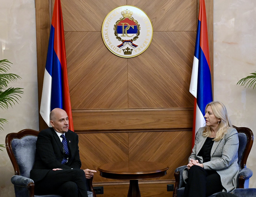 БАЊАЛУКА, 17. МАРТА /СРНА/ - Српски члан Предсједништва БиХ Жељка Цвијановић и амбасадор Мађарске у БиХ Кристијан Поша оцијенили су данас у Бањалуци да су односи Републике Српске и Мађарске веома добри и стабилни, засновани на међусобном повјерењу, пријатељству и интензивној политичкој сарадњи, што потврђује реализација бројних пројеката у различитим областима.