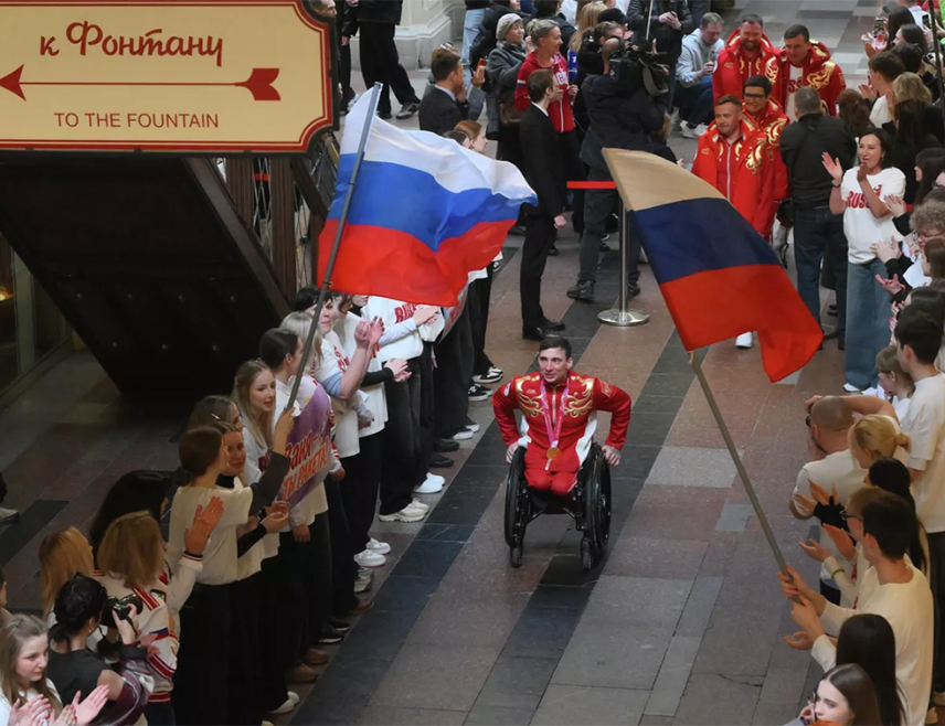 МОСКВА, 17. МАРТА /СРНА/ - Руски спортисти који су се вратили са Параолимпијских игара у Италији свечано су дочекани на Црвеном тргу у Москви, јавио је извјештач агенције ТАСС са лица мјеста.