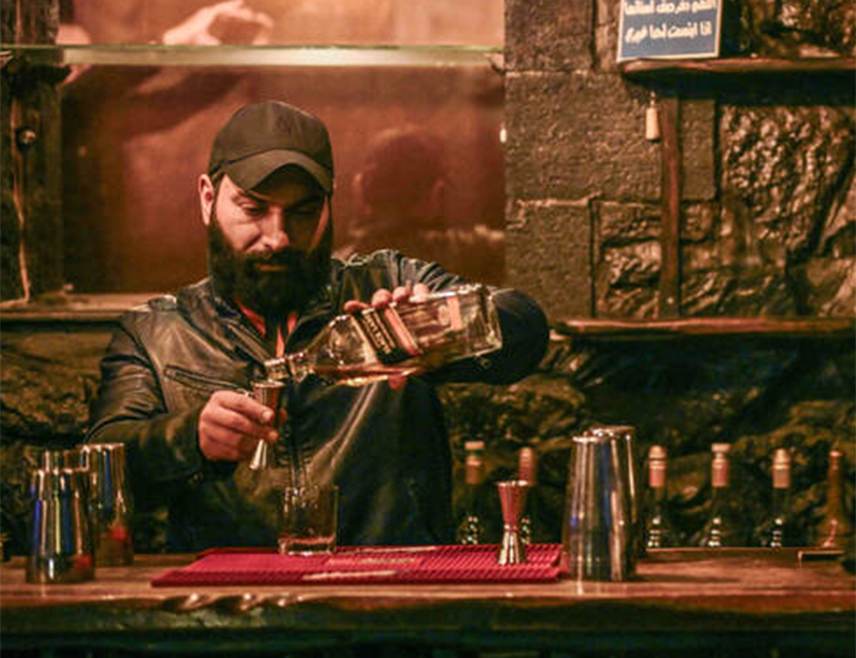 ДАМАСК, 17. МАРТА /СРНА-Ројтерс/ - Сиријске власти забраниле су алкохол у ресторанима и баровима у Дамаску, наводи се у новој уредби Владе.