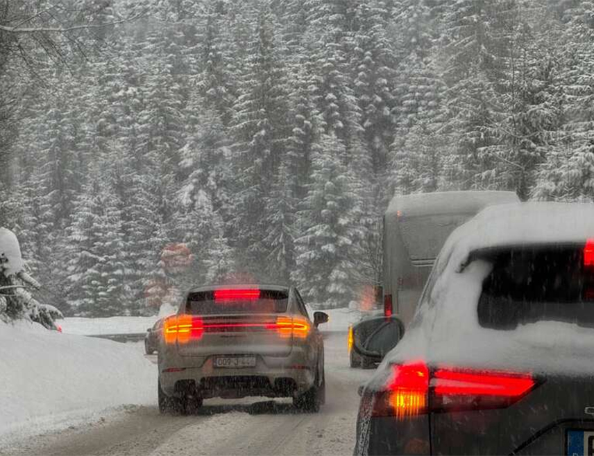 БАЊАЛУКА, 17. МАРТА /СРНА/ - Ауто-мото савез Републике Српске упозорио је возаче да се снијег задржава на коловозу у вишим предјелима и преко планинских превоја и да је неопходна максимално опрезна и спорија вожња, уз обавезну употребу зимске опреме.