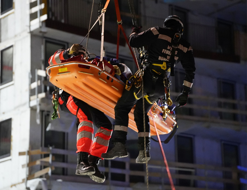 БЕЧ, 17. МАРТА /СРНА/ - Четири особе су погинуле, а једна је тешко повријеђена приликом пада скеле на градилишту у Бечу, јавила је аустријска новинска агенција АПА.