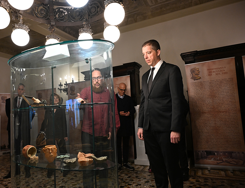 ТРСТ, 17. МАРТА /СРНА/ - Министар спољних послова Србије Марко Ђурић отворио је вечерас изложбу "Путевима римских императора" у Градском музеју "Сарторио" у Трсту, која свједочи о богатом римском насљеђу на простору Србије и његовом значају за европску културну баштину.