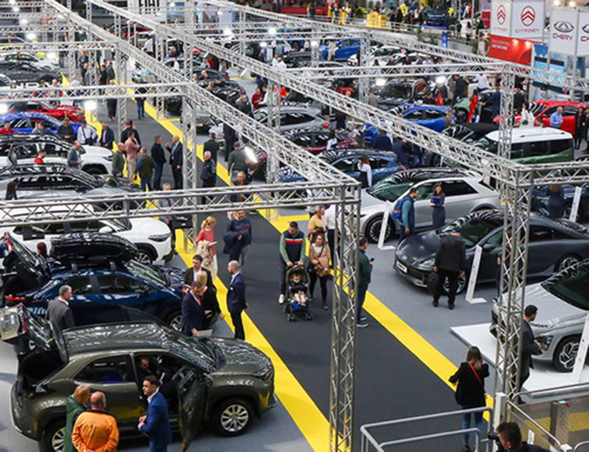 БЕОГРАД, 18. МАРТА /СРНА/ - У Београду је данас отворен Међународни сајам аутомобила уз слоган "Вожња која се не пропушта" на којем ће премијерно бити изложена 73 модела.