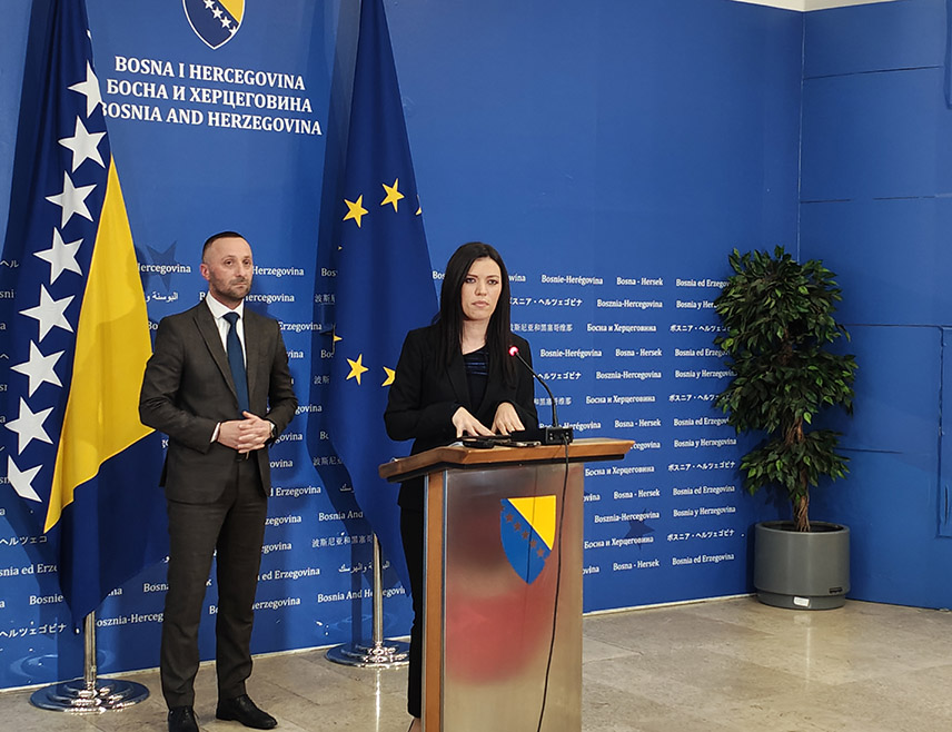 САРАЈЕВО, 18. МАРТА /СРНА/ - Шеф Клуба посланика СНСД-а у Представничком дому Парламентарне скупштине БиХ Сања Вулић изјавила је Срни да је са послаником ове странке Милорадом Којићем поднијела Тужилаштву БиХ кривичну пријаву против новинара ТВ "Хајат" из Сарајева Емерина Ахметашевића за кривично дјело изазивање националне, расне и вјерске мржње, раздора и нетрпељивости.