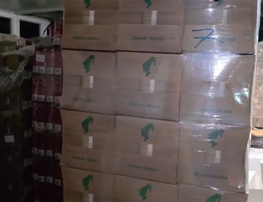 КАШТЕЛA, 18. МАРТА /СРНА/ - У Каштелима је пронађено 14,5 тона кафе украдене у Италији и ухапшена четворица, међу њима и држављанин БиХ, саопштила је сплитско-далматинска полиција.