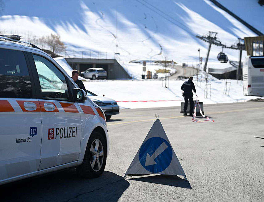 ЕНГЕЛБЕРГ, 18. МАРТА /СРНА/ - Најмање једно лице погинуло је након што се кабина жичаре у швајцарском скијалишту откачила и пала низ сњежну планинску падину усљед јаког вјетра, саопштио је неименовани портпарол полиције.