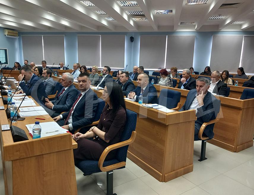 ПРИЈЕДОР, 18. МАРТА /СРНА/ - Одборници Скупштине града Приједора одобрили су данас нове цијене услуга градским предузећима "Водовод" и "Комуналне услуге".