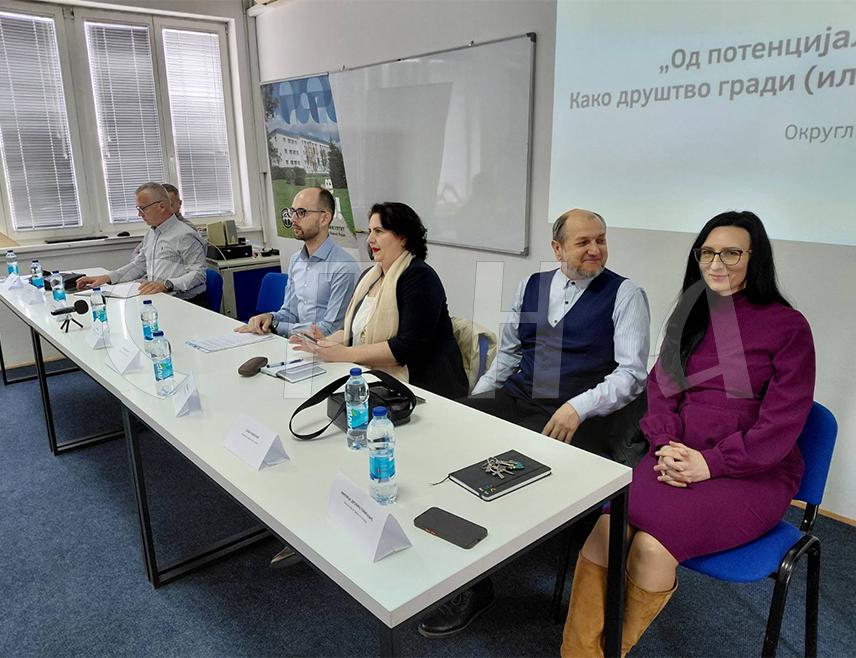 БАЊАЛУКА, 19. МАРТА /СРНА/ - Образовни систем у Републици Српској има нормативне акте који дају простор талентованој дјеци, али је системски неопходно много више учинити како би њихов потенцијал био искориштен, речено је данас на округлом столу у Бањалуци под називом "Од потенцијала до система: Како друштво гради /или губи/ своје таленте".