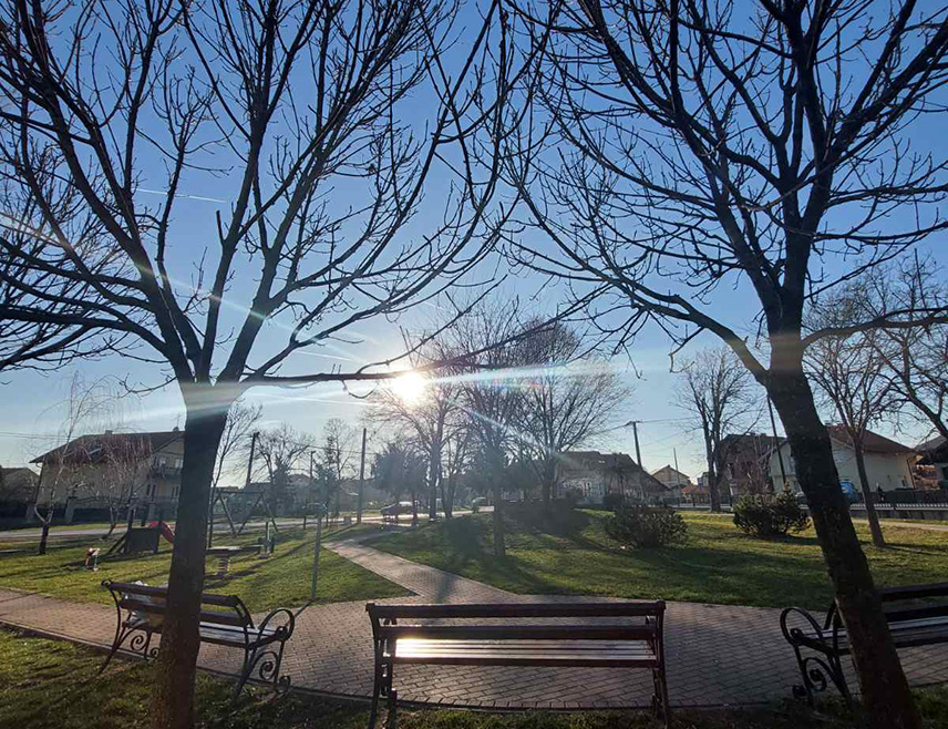 ИСТОЧНО САРАЈЕВО, 19. МАРТА /СРНА/ - У Републици Српској и Федерацији БиХ сутра ће бити сунчано уз умјерену облачност и топлије у односу на данас, само се у вишим предјелима очекује киша.