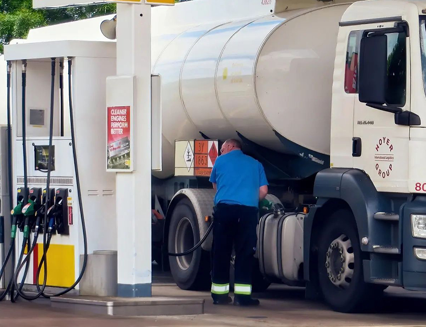 БАЊАЛУКА, 19. МАРТА /СРНА/ - Министар трговине и туризма Републике Српске Нед Пуховац апеловао је данас на превознике из БиХ, који су најавили протесте за понедјељак, 23. марта, да уколико дође до блокада пропуштају цистерне са горивом да не би дошло до потешкоћа у снабдијевању.