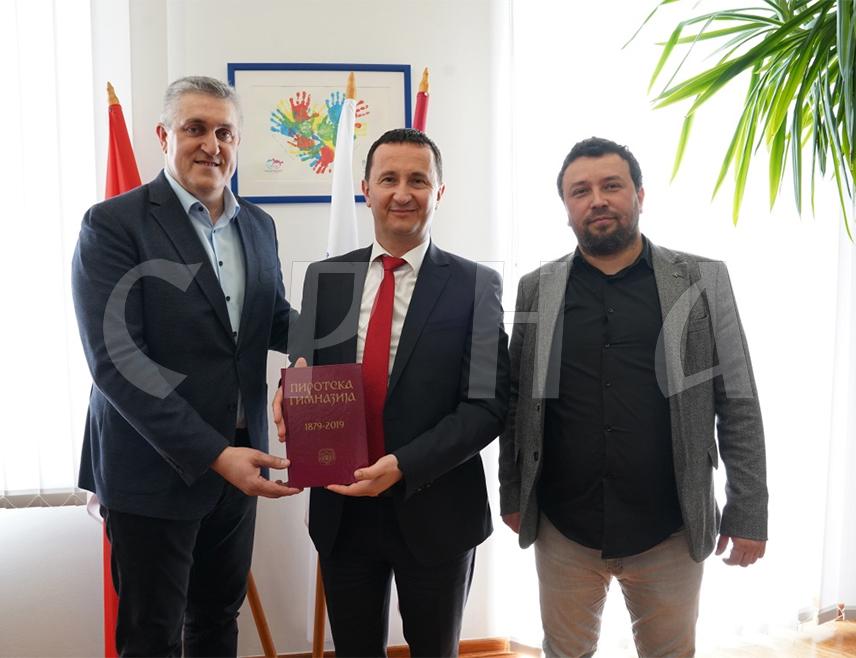 TРЕБИЊЕ, 19. МАРТА /СРНА/ - Гимназије из Требиња и Пирота потписале су Меморандум о сарадњи, који представља први такав споразум између двије образовне установе из Републике Српске и Србије.
