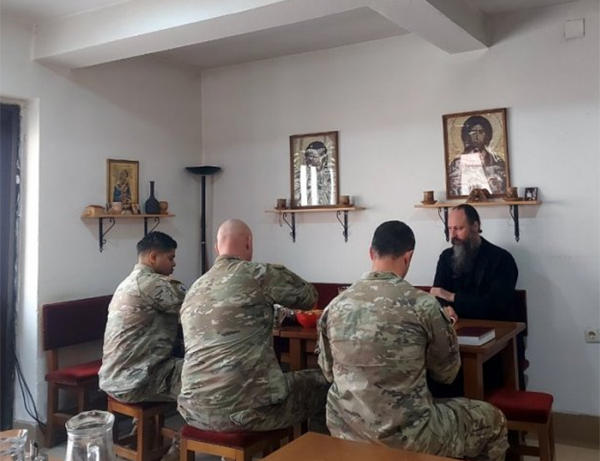 БЕОГРАД, 19. МАРТА /СРНА/ - Епископ новобрдски Иларион примио је у манастиру Драганац у Косовском Поморављу тројицу припадника америчког Кфора који су претходно исказали интересовање да се ближе упознају са православном црквом.