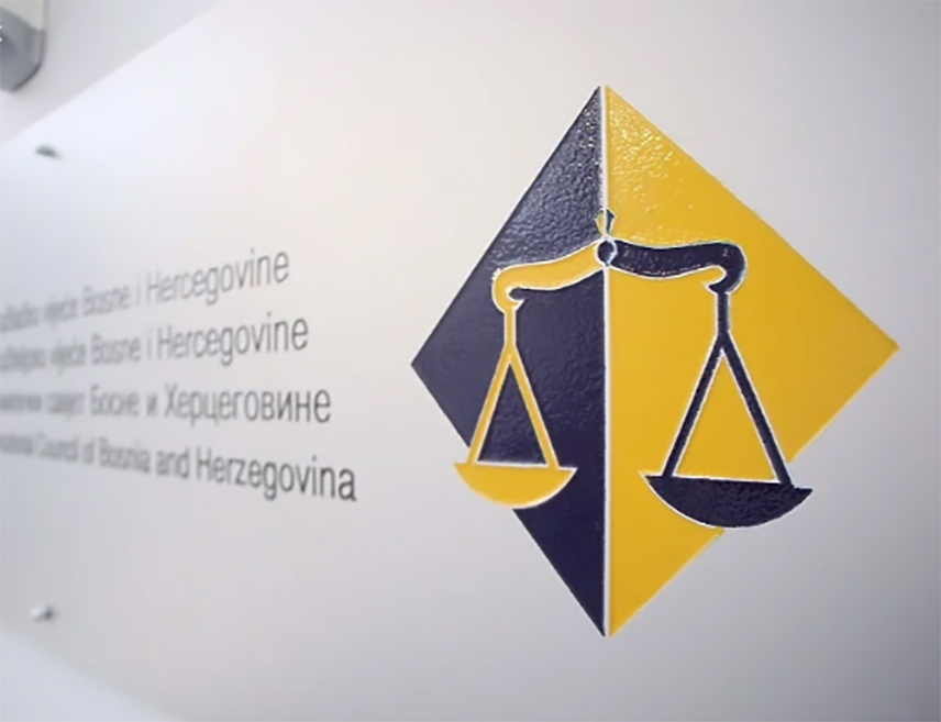 БАЊАЛУКА, 20. МАРТА /СРНА/ - Предсједник Савеза логораша Републике Српске Анђелко Носовић изјавио је Срни да правосуђе БиХ ослобађа џелате који су извршили ратне злочине над Србима, због чега је заједно са предсједником Удружења жена жртава рата Божицом Живковић Рајилић поднио Високом судског и тужилачком савјету /ВСТС/ БиХ притужбу на поступање судског вијећа у предмету "Ћамил Рамић и остали".