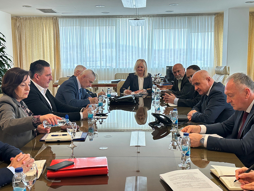 БАЊАЛУКА, 20. МАРТА /СРНА/ - Министар енергетике и рударства Републике Српске Петар Ђокић и представници гасног сектора одржали су састанак у Бањалуци са којег су позвали све гасне и друге привредне субјекте да се активно укључе у рад Удружења за гас да би се омогућило јачање сектора и убрзала реализација стратешких пројеката.