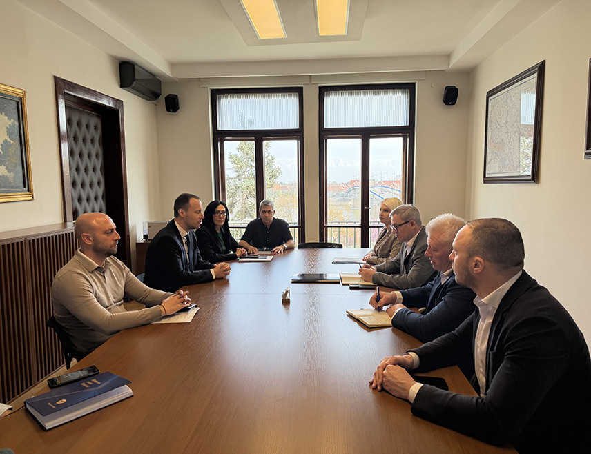 БЕОГРАД, 20. МАРТА /СРНА/ - Србија је започела преговоре са партнерима из Уједињених Арапских Емирата о новим инвестицијама у области наводњавања вриједним око 300 милиона долара, рекао је данас министар пољопривреде, шумарства и водопривреде Драган Гламочић.