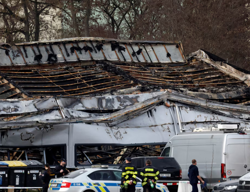 ПРАГ, 20. МАРТА /СРНА/ - Чешка полиција покренула је истрагу пожара који је избио у индустријском комплексу јер се на основу досадашњих информација може закључити да је повезан са терористичким нападом, рекао је министар унутрашњих послова Љубомир Метнар.