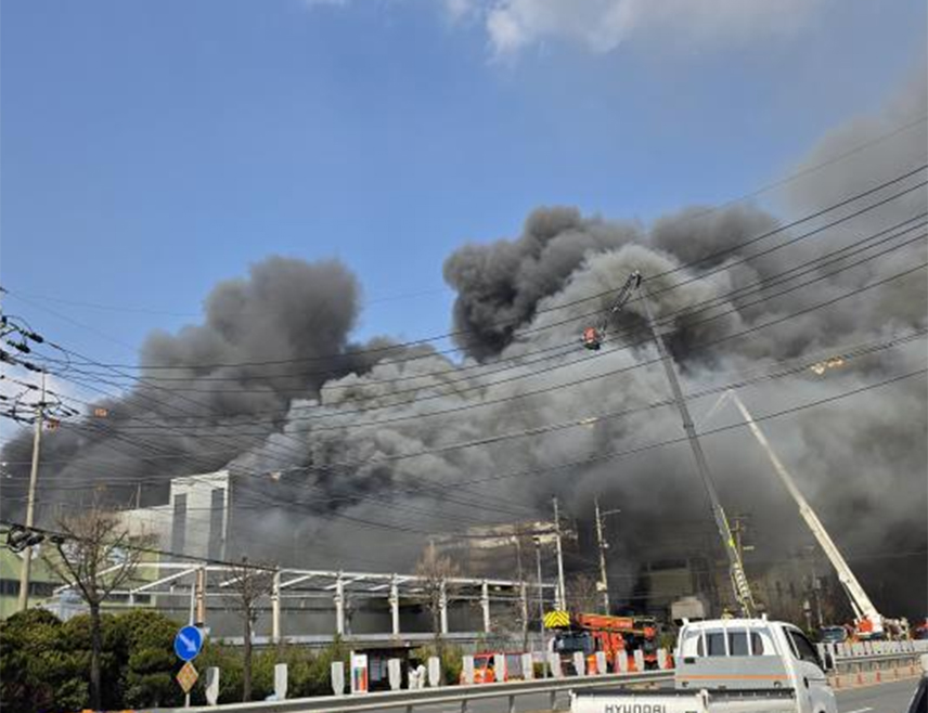 СЕУЛ, 21. МАРТА /СРНА-Ројтерс/ - Најмање 10 људи је погинуло, а 25 тешко повријеђено у пожару који је избио у фабрици аутомобилских дијелова у јужнокорејском граду Теџон, саопштило је Министарство безбједности.