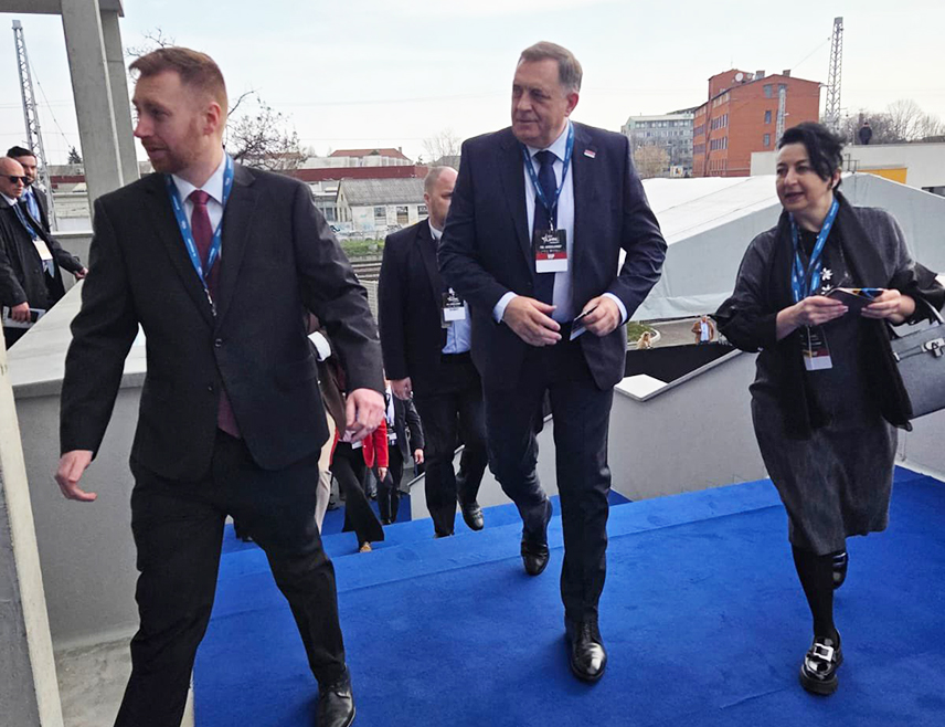 БУДИМПЕШТА, 21. МАРТА /СРНА/ - Предсједник СНСД-а Милорад Додик истакао је да на Конференцији конзервативне политичке акције /ЦПАЦ/ у Будимпешти разговара с пријатељима који вјерују у политику здравог разума, суверенитет народа и слободу држава, те поручио да Република Српска има снажне пријатеље у свијету који долази.