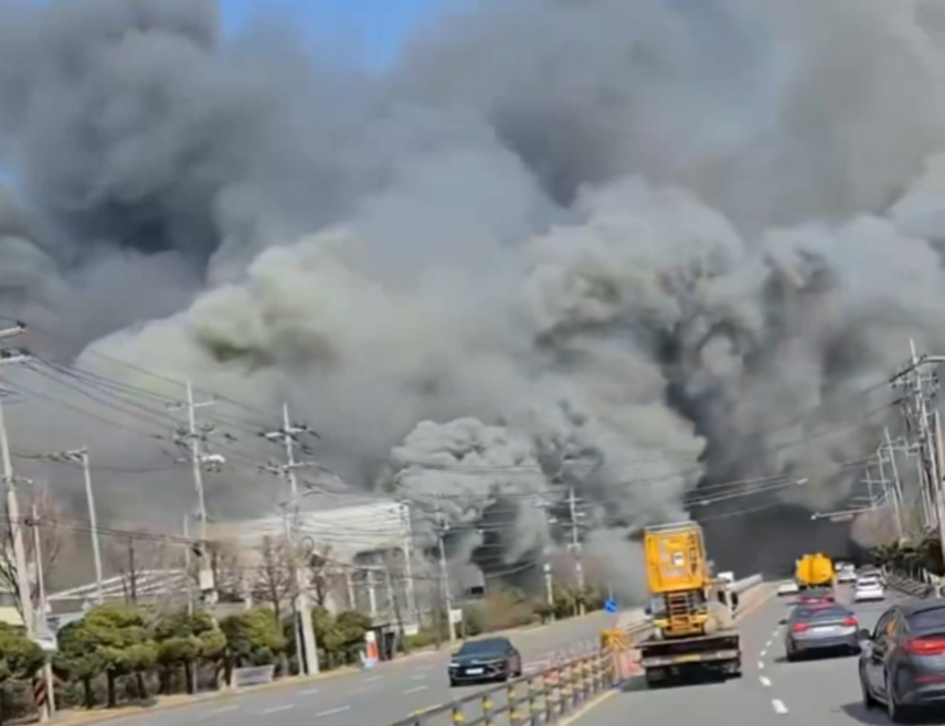 СЕУЛ, 21. МАРТА /СРНА-Ројтерс/ - Четрнаест људи је погинуло, а 25 је тешко повријеђено у пожару у фабрици ауто-дијелова у јужнокорејском граду Теџон, саопштила је ватрогсна служба.