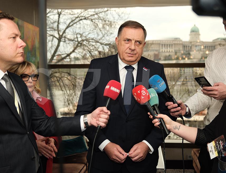 БУДИМПЕШТА, 21. МАРТА /СРНА/ - Лидер СНСД-а Милорад Додик изјавио је данас у Будимпешти да ће крајем априла боравити у Сједињеним Америчким Државама /САД/, гдје ће му у Чикагу бити уречена престижна награда за подршку демократији и слободи.