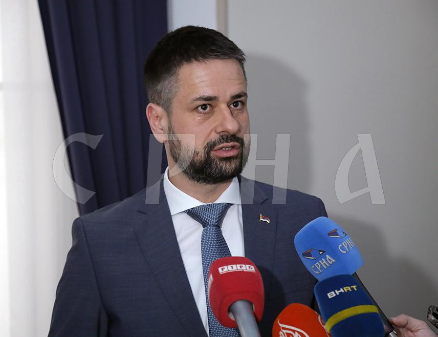 ИСТОЧНО САРАЈЕВО, 21. МАРТА /СРНА/ - Министар финансија и трезора у Савјету министара Срђан Амиџић истакао је да је снажна порука подршке предсједника Владе Мађарске Виктора Орбана потврда политичке непоколебљивости Милорада Додика.