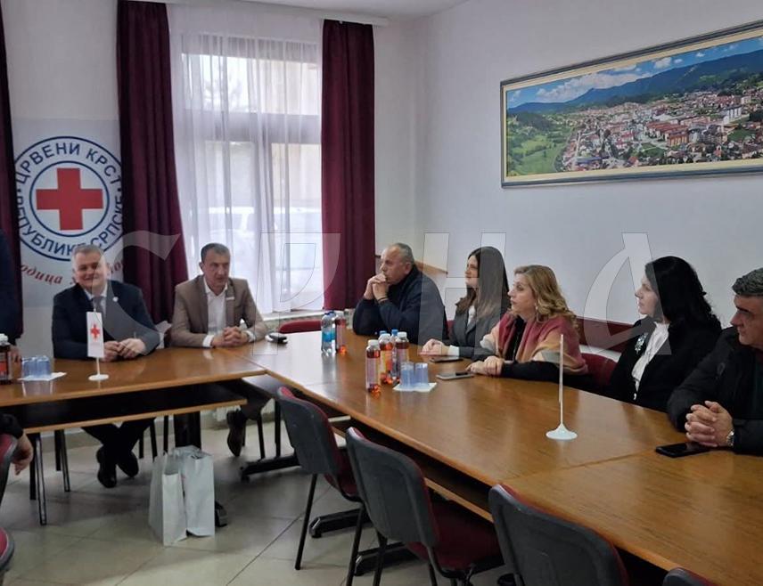 ПАЛЕ, 21. МАРТА /СРНА/ - Представници Црвеног крста Републике Српске данас су на Палама размијенили искуства са делегацијом Црвеног крста Косова и Метохије, а током сусрета представљени су програми и активности двије организације, те разговарано о могућностима унапређења сарадње у области хуманитарног дјеловања.