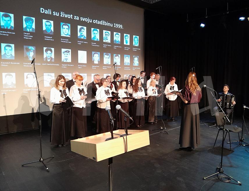 ПОДГОРИЦА, 21. МАРТA /СРНА/ - У Дому културе у Зети вечерас је обиљежено 27 година од одбране војног аеродрома Голубовци од НАТО агресије, а предсједник ове општине Михаило Асановић подсјетио је да су Зета и њен народ тада храбро стали у одбрану своје земље - СР Југославије.