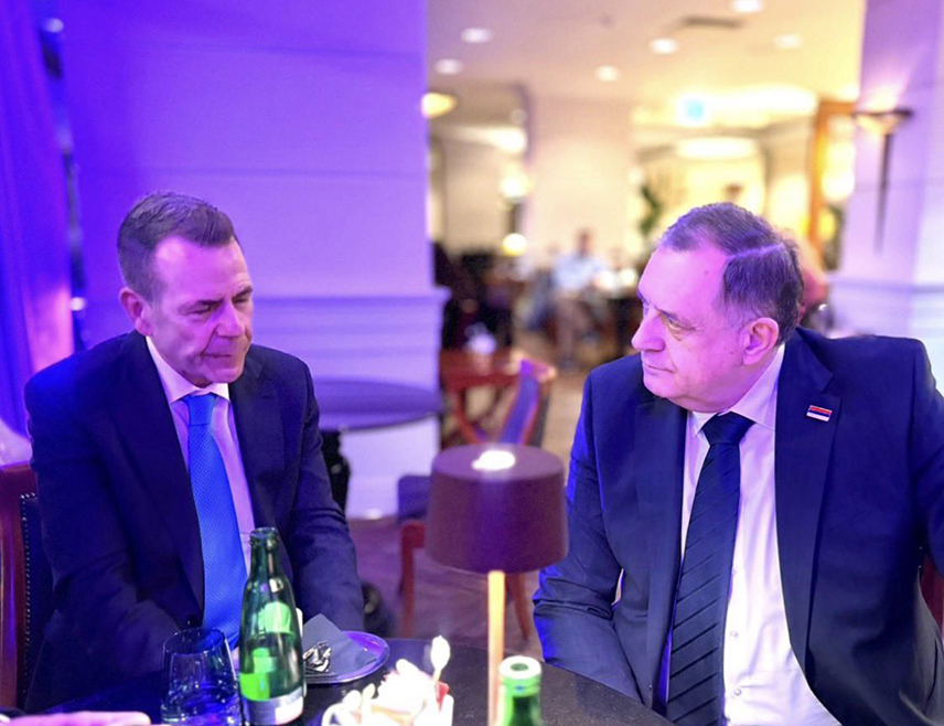 БУДИМПЕШТА, 21. МАРТА /СРНА/ - Предсједник СНСД-а Милорад Додик и потпредсједник Слободарске партије Аустрије Харалд Вилимски данас су у Будимпешти размијенили мишљења о политичким промјенама које се дешавају у Европи и о потреби да се све снажније чују гласови који бране суверенитет држава, идентитет народа и политику здравог разума.