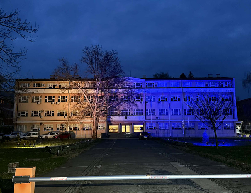 ПРИЈЕДОР, 21. МАРТА /СРНА/ - У знак подршке лицима с Дауновим синдромом Градска управа Приједор вечерас је освијетљена плаво-жутом бојом.