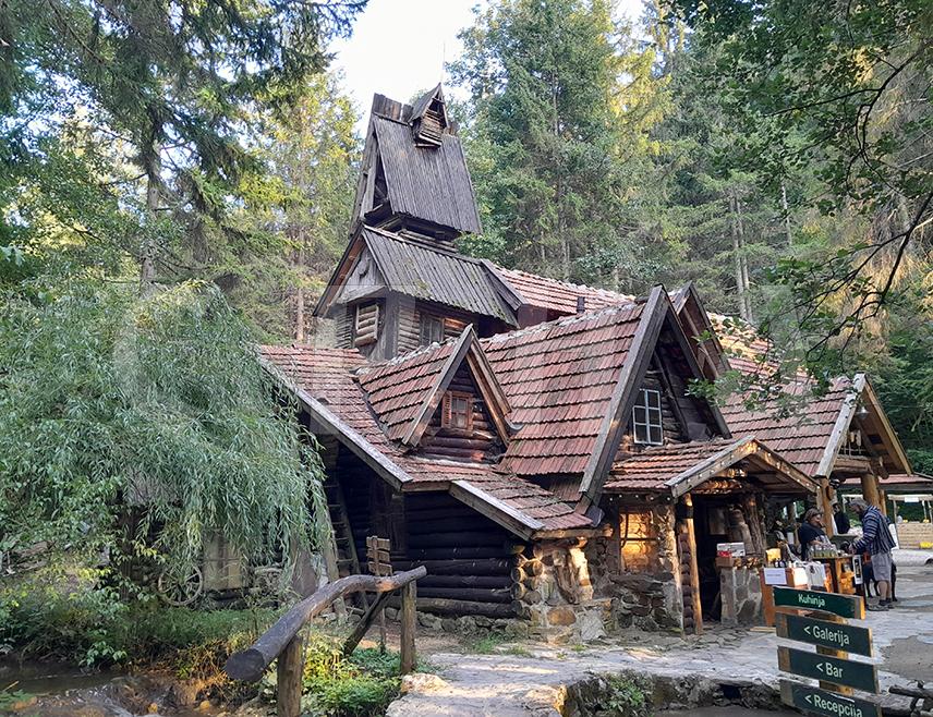 МРКОЊИЋ ГРАД, 22. МАРТА /СРНА/ - С првим знацима прољећа у селу Подрашница код Мркоњић Града, оживјело је планинско излетиште Зеленковац, смјештено у подножју планине Лисине, на надморској висини од 840 метара.