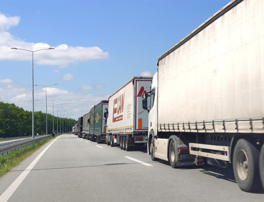 БАЊАЛУКА, 22. МАРТА /СРНА/ - Унија послодаваца Републике Српске саопштила је данас да безакоње на границама мора бити моментално заустављено, те истакла да блокада граница и протест превозника представљају директан напад на економску стабилност Републике Српске и пријетњу нормалном функционисању друштва.