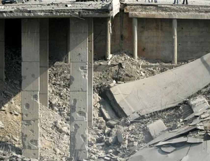 БЕЈРУТ, 22. МАРТА /СРНА/ - Израел је погодио главни мост који повезује југ Либана са остатком земље након што је наредио својој војсци да уништи све прелазе преко ријеке Литани.