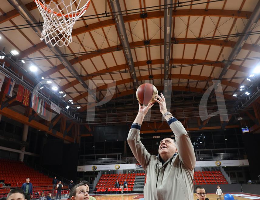 ЛАКТАШИ, 22. МАРТА /СРНА/ - Предсједник СНСД-а Милорад Додик присуствовао је данас утакмици АБА лиге у Лакташима између "Игокее" и "Цедевите Олимпије".