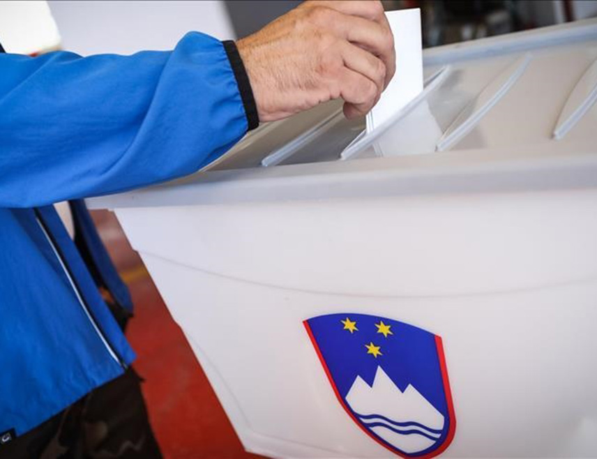 ЉУБЉАНА, 22. МАРТА /СРНА/ - У Словенији је вечерас затворено више од 3.000 бирачких мјеста на парламентарним изборима, а према излазним анкетама води Покрет Слобода словеначког премијера Роберта Голоба са 29,9 одсто гласова, док је на другом мјесту Словеначка демократска странка Јанеза Јанше са 27,5 одсто.