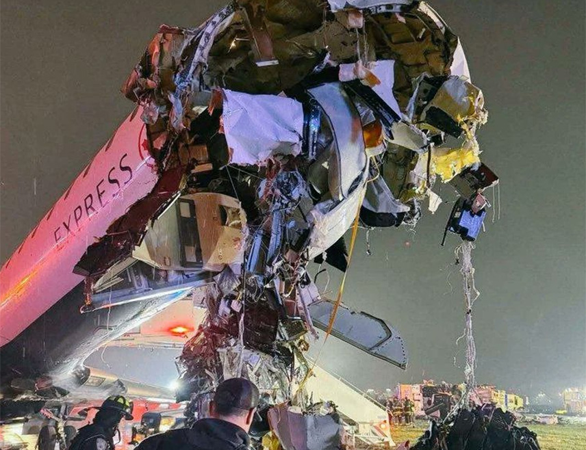 ЊУЈОРК, 23. МАРТА /СРНА/ - Пилот и копилот канадског авиона који се сударио са ватрогасним возилом на аеродрому "Ла Гвардија" у Њујорку подлегли су повредама, јавила је мрежа Ен-Би-Си.