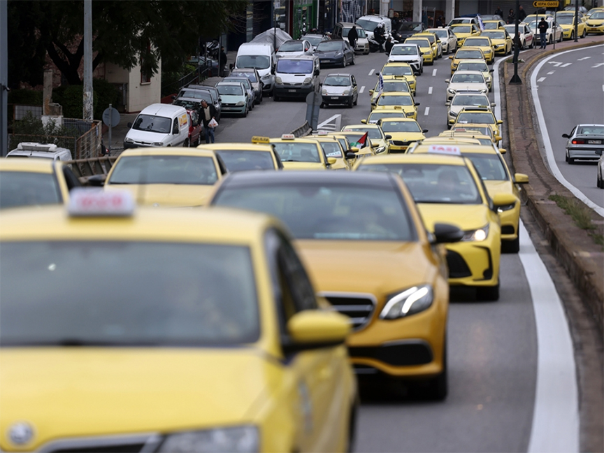 АТИНА, 23. МАРТА /СРНА/ - Таксисти широм Грчке ступили су 24-часовни национални штрајк, због спорног закона Министарства саобраћаја за који кажу да угрожава одрживост њихове професије, пише "Катимерини".