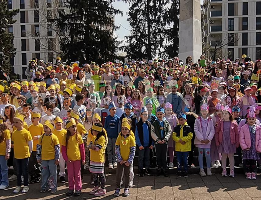 ДОБОЈ, 23. МАРТА /СРНА/ - Основци добојске школе "Доситеј Обрадовић" честитали су суграђанима долазак прољећа у Парку народних хероја уз богате културне садржаје за ово годишње доба.