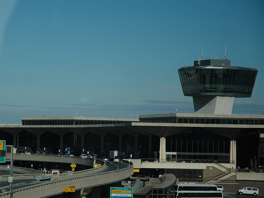 ВАШИНГТОН, 23. МАРТА /СРНА/ - Контролни торањ на аеродрому у Њуарку, у близини Њујорка, привремено је евакуисан, а управа је наредила обуставу летова због мириса паљевине, саопштено је из Савезне управе за ваздухопловство САД /ФАА/.