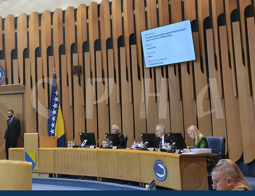 САРАЈЕВО, 23. МАРТА /СРНА/ - Дом народа Парламентарне скупштине БиХ усвојио је данас измјене и допуне Закона о платама и накнадама у институцијама БиХ у другом читању, којима се отклања тренутно лош положај запослених у заједничким институцијама који су оштећени недоношењем буџета у уставним и законским роковима.