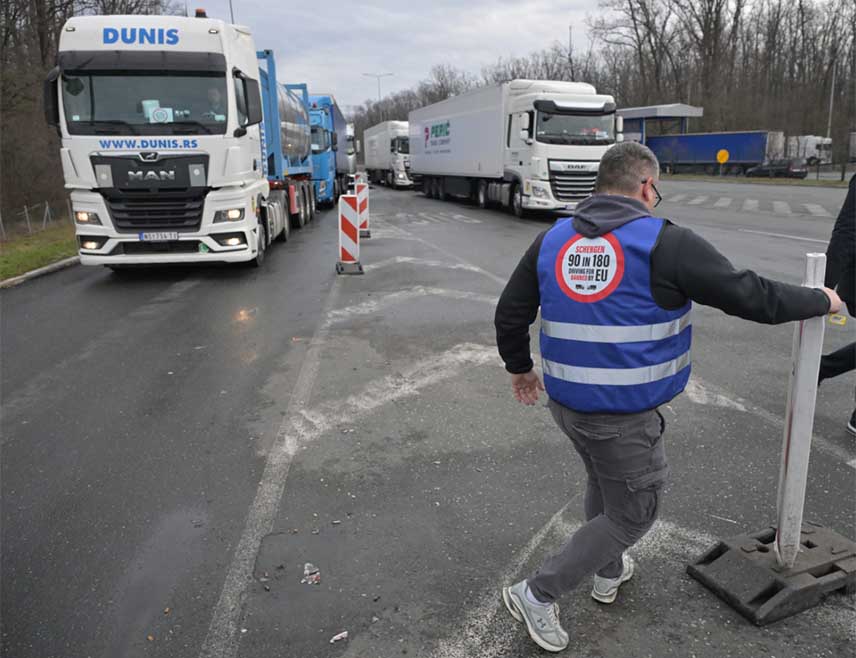 ДОБОЈ ЈУГ, 23. МАРТА /СРНА/ - Превозници у БиХ прекинули су блокаде граничних прелаза за теретни саобраћај због проблема боравка возача у ЕУ и желе да о свим проблемима на миран начин разговарају са ентитетским владама на састанку заказаном у сриједу, 25. марта, на граничном прелазу Градишка, закључено је данас на сједници пленума Конзорцијума "Логистика БиХ".