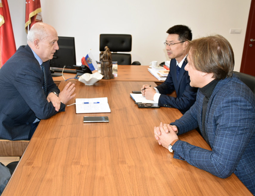 ИСТОЧНО САРАЈЕВО, 23. МАРТА /СРНА/ - Ректор Универзитета у Источном Сарајеву Милан Кулић разговарао је са предсједавајућим Канцеларије академске мреже факултета за спорт између Кине и централне и источне Европе Вангом Феијем о могућностима интензивирања сарадње у области научно-истраживачког рада, размјене студената и других академских области.