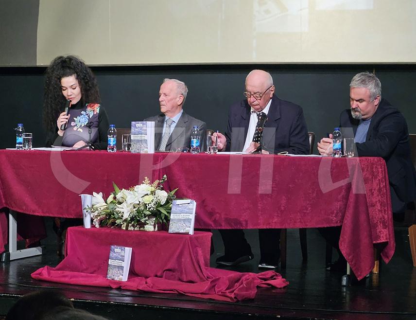 ЗВОРНИК, 23. МАРТА /СРНА/ - У зворничком Дому омладине вечерас је представљена књига "Кравица и Зворник два моја завичаја" аутора Драге Гајића.