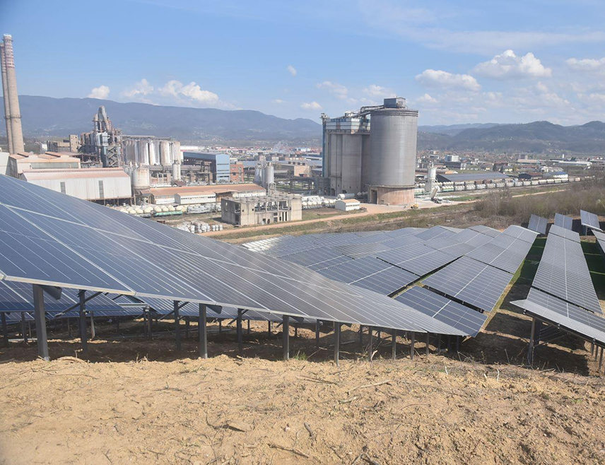 ЗВОРНИК, 24. МАРТА /СРНА/ - У зворничкој компанији "Нова Алумина" у току је инсталација соларних панела за производњу електричне енергије за сопствене потребе и до краја године требало би да располаже са 20 мегавата соларних електрана.