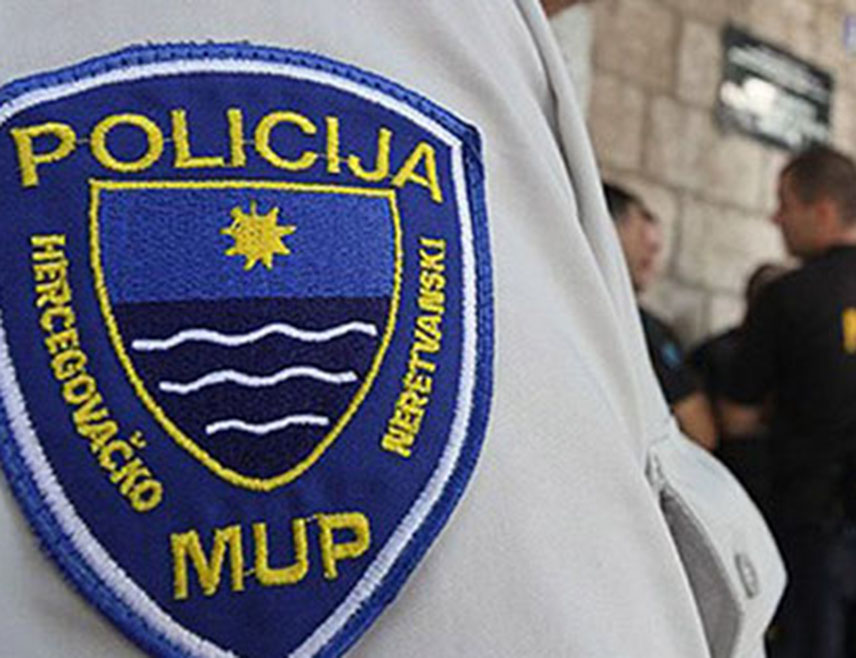 МОСTАР, 24. МАРTА /СРНА/ - Маскирана лица напала су јутрос особе у једном возилу на магистралном путу у мјесту Жељуша код Мостара и једну повриједила, а аутомобил запалила, потврдила је Срни портпарол МУП-а Херцеговачко-неретванског кантона Илијана Милош.